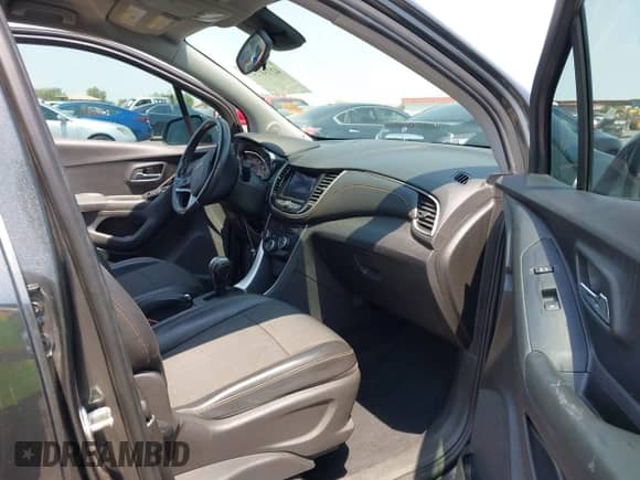 2020 Chevrolet Trax LT z VIN 3GNCJLSB3LL227742, wystawiony jako IAAI lot #42731737 z przebiegiem 65 557 mil mil oraz . Historia ofert i sprzedaży dostępna na DreamBid. Obrazek 5.