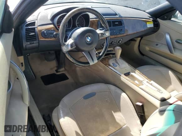 2005 BMW Z4 2.5i z VIN 4USBT33525LS53555, wystawiony jako Copart lot #66960445 z przebiegiem 219 434 mil mil oraz Czysty tytuł • Clean title. Historia ofert i sprzedaży dostępna na DreamBid. Obrazek 8.