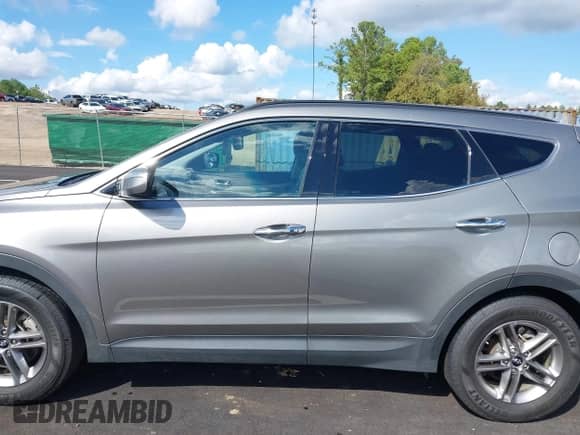 2018 Hyundai Santa Fe 2.4L z VIN 5NMZU3LBXJH098272, wystawiony jako IAAI lot #43375252 z przebiegiem 96 576 mil mil oraz . Historia ofert i sprzedaży dostępna na DreamBid. Obrazek 14.