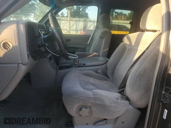2000 Chevrolet Silverado 1500 LS z VIN 1GCEC19T1YZ370476, wystawiony jako Copart lot #62553415 z przebiegiem 164 786 mil mil oraz Szkoda całkowita • Salvage title. Historia ofert i sprzedaży dostępna na DreamBid. Obrazek 7.