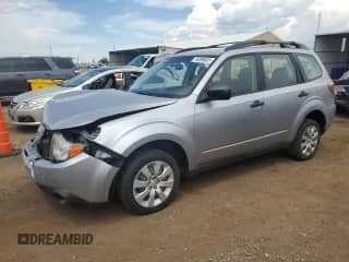 2013 Subaru Forester X z VIN JF2SHABC6DG404501, wystawiony jako Copart lot #64898635 z przebiegiem 137 175 mil mil oraz Szkoda całkowita • Salvage title. Historia ofert i sprzedaży dostępna na DreamBid. Obrazek 1.