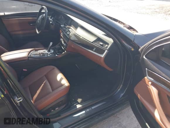 2012 BMW 5 Series 528i xDrive с VIN WBAXH5C58CDW10976, выставлен на аукционе IAAI как лот 42770141 с пробегом 129 210 миль миль и . История ставок и продаж доступна на DreamBid. Изображение 5.