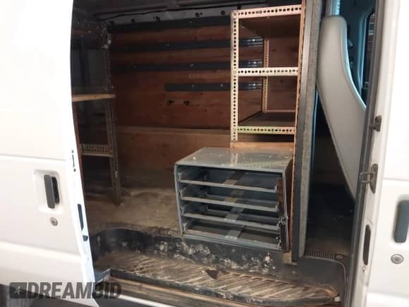 2004 Ford Econoline Cargo z VIN 1FTSE34L44HA97405, wystawiony jako IAAI lot #43077329 z przebiegiem 250 696 mil mil oraz . Historia ofert i sprzedaży dostępna na DreamBid. Obrazek 8.