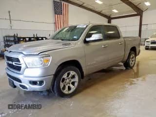 2020 Ram 1500 Lone Star z VIN 1C6RREFT7LN237577, wystawiony jako Copart lot #67089415 z przebiegiem 85 393 mil mil oraz Czysty tytuł • Clean title. Historia ofert i sprzedaży dostępna na DreamBid. Obrazek 1.