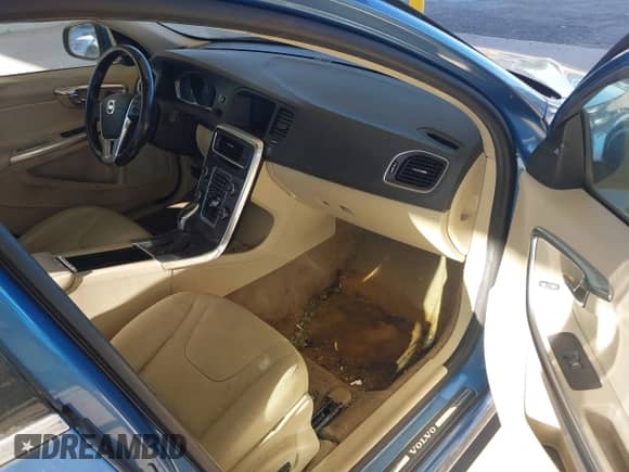 2015 Volvo S60 T5 Drive-E Premier with VIN YV126MFB2F1313006, listed as a IAAI auction lot 42654814 with Not provided miles and . Bid and sale history available at DreamBid. Image 5.