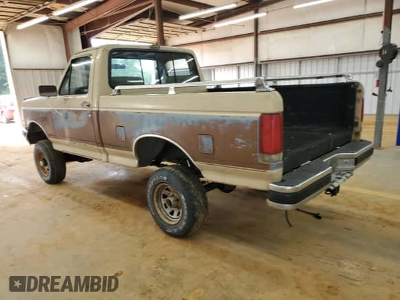 1988 Ford F-150 z VIN 1FTEF14N2JNB50809, wystawiony jako Copart lot #84381105 z przebiegiem 17 890 mil mil oraz Szkoda całkowita • Salvage title. Historia ofert i sprzedaży dostępna na DreamBid. Obrazek 2.