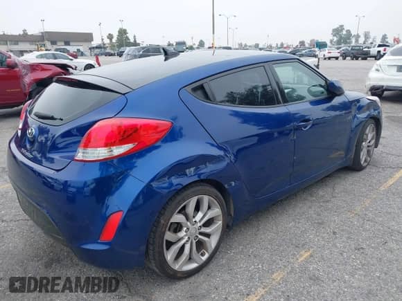 2015 Hyundai Veloster z VIN KMHTC6AD0FU243328, wystawiony jako IAAI lot #42439313 z przebiegiem 96 997 mil mil oraz . Historia ofert i sprzedaży dostępna na DreamBid. Obrazek 4.