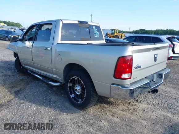 2009 Dodge 1500 SLT z VIN 1D3HB13T99J532242, wystawiony jako IAAI lot #42770095 z przebiegiem 166 481 mil mil oraz . Historia ofert i sprzedaży dostępna na DreamBid. Obrazek 3.