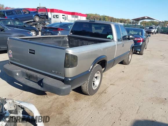 1998 Chevrolet S-10 LS z VIN 1GCCS19X0WK123534, wystawiony jako IAAI lot #43512998 z przebiegiem 183 283 mil mil oraz . Historia ofert i sprzedaży dostępna na DreamBid. Obrazek 4.
