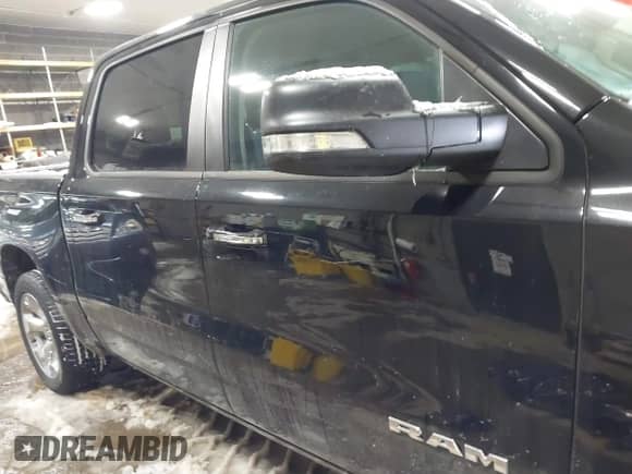 2020 Ram 1500 Big Horn z VIN 1C6SRFFT4LN195893, wystawiony jako IAAI lot #41606868 z przebiegiem 24 816 mil mil oraz . Historia ofert i sprzedaży dostępna na DreamBid. Obrazek 13.