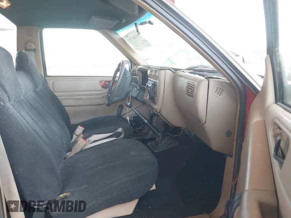 1995 Chevrolet S-10 with VIN 1GCCS1444S8247908, listed as a IAAI auction lot 40120441 with 97,635 mi miles and . Bid and sale history available at DreamBid. Image 5.