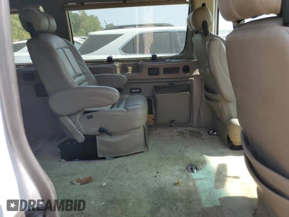 2003 Ford Econoline Cargo Recreational z VIN 1FDRE14L43HA02323, wystawiony jako Copart lot #69988064 z przebiegiem 82 859 mil mil oraz Czysty tytuł • Clean title. Historia ofert i sprzedaży dostępna na DreamBid. Obrazek 11.