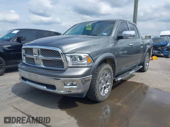 2012 Ram 1500 Laramie z VIN 1C6RD6NT6CS267998, wystawiony jako IAAI lot #42088883 z przebiegiem 135 687 mil mil oraz . Historia ofert i sprzedaży dostępna na DreamBid. Obrazek 17.