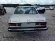 1984 Mercedes-Benz 300 D z VIN WDBAB33A9EA031137, wystawiony jako Copart lot #61379295 z przebiegiem Nie podano mil oraz Czysty tytuł • Clean title. Historia ofert i sprzedaży dostępna na DreamBid. Obrazek 6.