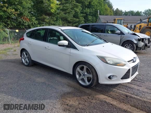 2012 Ford Focus Titanium z VIN 1FAHP3N28CL308942, wystawiony jako IAAI lot #42889159 z przebiegiem 117 266 mil mil oraz . Historia ofert i sprzedaży dostępna na DreamBid. Obrazek 1.