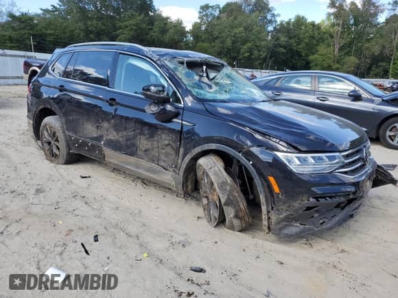 2022 Volkswagen Tiguan SE with VIN 3VV2B7AX4NM038358, listed as a Copart auction lot 84065135 with 33,033 mi miles and Salvage title. Bid and sale history available at DreamBid. Image 4.