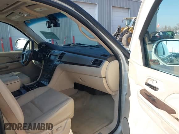 2007 Cadillac Escalade ESV с VIN 1GYFK66827R396002, выставлен на аукционе IAAI как лот 41333363 с пробегом 166 278 миль миль и . История ставок и продаж доступна на DreamBid. Изображение 5.