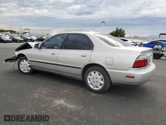 1996 Honda Accord LX z VIN 1HGCD5631TA046176, wystawiony jako Copart lot #69990845 z przebiegiem 133 087 mil mil oraz Szkoda całkowita • Salvage title. Historia ofert i sprzedaży dostępna na DreamBid. Obrazek 2.