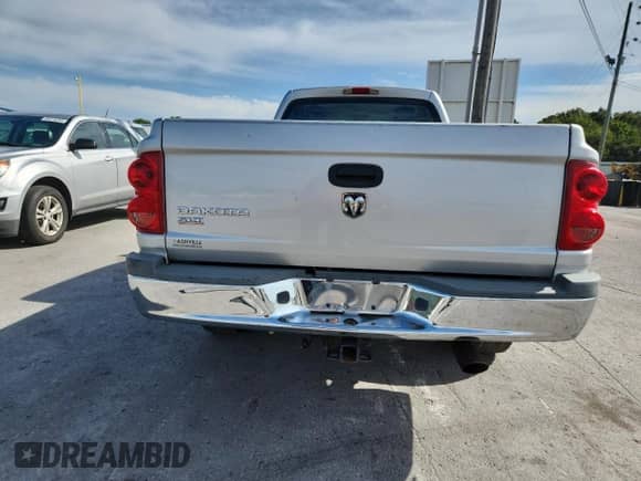 2006 Dodge Dakota SLT z VIN 1D7HE42K36S669084, wystawiony jako Copart lot #70355415 z przebiegiem 226 451 mil mil oraz Czysty tytuł • Clean title. Historia ofert i sprzedaży dostępna na DreamBid. Obrazek 6.