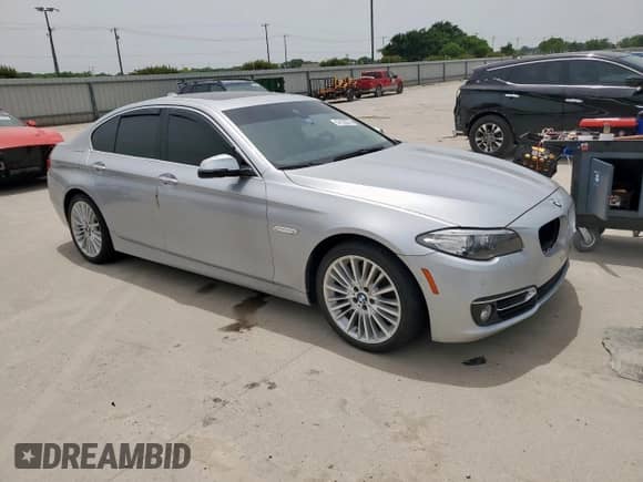 2016 BMW 5 Series 550i z VIN WBAKN9C57GD962477, wystawiony jako Copart lot #57103575 z przebiegiem 57 574 mil mil oraz Czysty tytuł • Clean title. Historia ofert i sprzedaży dostępna na DreamBid. Obrazek 1.