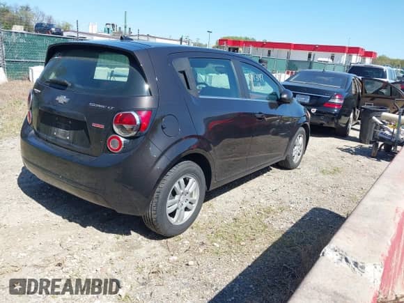2014 Chevrolet Sonic LT z VIN 1G1JC6SB6E4210561, wystawiony jako IAAI lot #42073197 z przebiegiem 100 945 mil mil oraz . Historia ofert i sprzedaży dostępna na DreamBid. Obrazek 4.