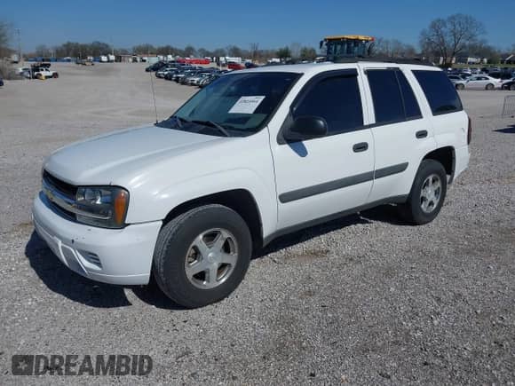 2005 Chevrolet TrailBlazer LS z VIN 1GNDT13S052338464, wystawiony jako IAAI lot #41823564 z przebiegiem 245 857 mil mil oraz . Historia ofert i sprzedaży dostępna na DreamBid. Obrazek 2.