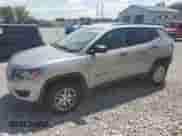 2018 Jeep Compass Sport z VIN 3C4NJDAB8JT252917, wystawiony jako Copart lot #68512045 z przebiegiem 107 350 mil mil oraz Szkoda całkowita • Salvage title. Historia ofert i sprzedaży dostępna na DreamBid. Obrazek 1.