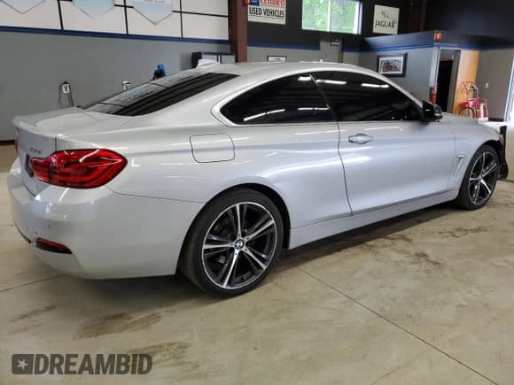 2019 BMW 4 Series 430i xDrive z VIN WBA4W5C56KAE43657, wystawiony jako Copart lot #57573275 z przebiegiem 166 658 mil mil oraz Nie do naprawy • Non repairable. Historia ofert i sprzedaży dostępna na DreamBid. Obrazek 3.