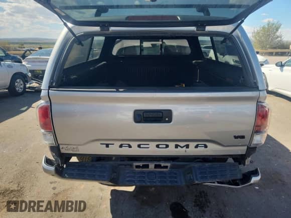 2022 Toyota Tacoma SR z VIN 3TYSZ5AN3NT055413, wystawiony jako Copart lot #85172665 z przebiegiem 70 937 mil mil oraz Szkoda całkowita • Salvage title. Historia ofert i sprzedaży dostępna na DreamBid. Obrazek 6.