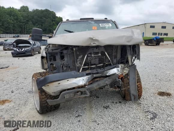 2001 Chevrolet Silverado 2500HD LS z VIN 1GCHK29171E229509, wystawiony jako Copart lot #60524705 z przebiegiem Nie podano mil oraz Szkoda całkowita • Salvage title. Historia ofert i sprzedaży dostępna na DreamBid. Obrazek 5.