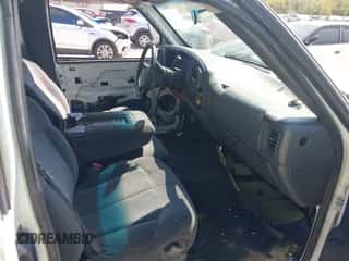 2000 Chevrolet Silverado 1500 LS z VIN 2GCEK19V0Y1163381, wystawiony jako IAAI lot #43181153 z przebiegiem 246 904 mil mil oraz . Historia ofert i sprzedaży dostępna na DreamBid. Obrazek 5.