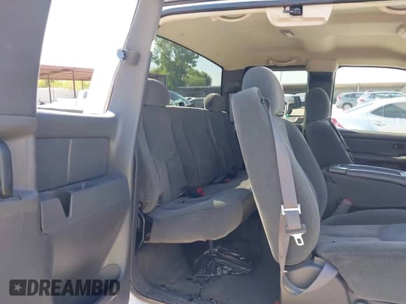 2005 Chevrolet Silverado 2500HD LS с VIN 1GCHC292X5E327722, выставлен на аукционе IAAI как лот 43139356 с пробегом Не указан миль и . История ставок и продаж доступна на DreamBid. Изображение 8.