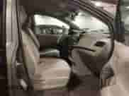 2013 Toyota Sienna LE AAS z VIN 5TDKK3DC4DS382349, wystawiony jako IAAI lot #43329574 z przebiegiem 143 911 mil mil oraz . Historia ofert i sprzedaży dostępna na DreamBid. Obrazek 5.