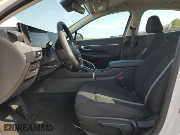 2025 Hyundai Sonata SE with VIN KMHL24JA5SA440262, listed as a Copart auction lot 65745005 with 2,608 mi miles and Salvage title. Bid and sale history available at DreamBid. Image 7.