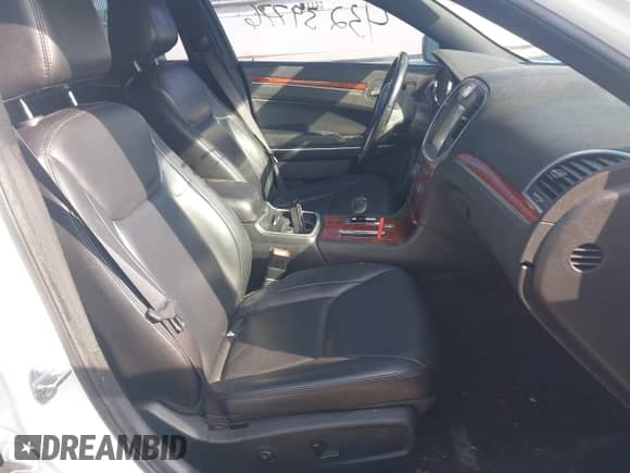 2014 Chrysler 300 с VIN 2C3CCARG7EH207048, выставлен на аукционе IAAI как лот 43239776 с пробегом 134 602 миль миль и . История ставок и продаж доступна на DreamBid. Изображение 5.