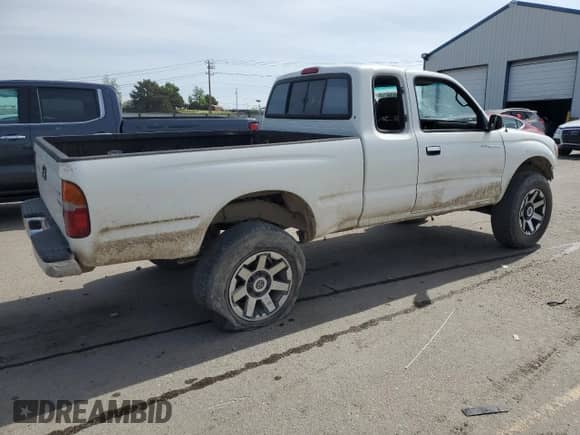 1997 Toyota Tacoma z VIN 4TAWN72N4VZ239482, wystawiony jako Copart lot #56564145 z przebiegiem 151 318 mil mil oraz Szkoda całkowita • Salvage title. Historia ofert i sprzedaży dostępna na DreamBid. Obrazek 3.