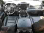 2024 Ram 1500 Laramie z VIN 1C6RREJT3RN205371, wystawiony jako Copart lot #63596605 z przebiegiem 35 830 mil mil oraz Czysty tytuł • Clean title. Historia ofert i sprzedaży dostępna na DreamBid. Obrazek 8.