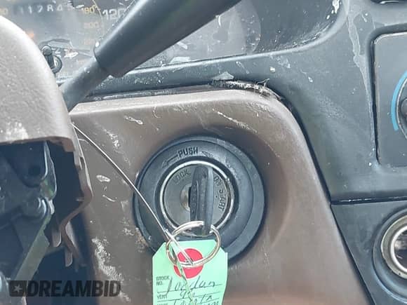 1996 Toyota Camry DX z VIN 4T1BG12K6TU727628, wystawiony jako IAAI lot #43262635 z przebiegiem 312 845 mil mil oraz . Historia ofert i sprzedaży dostępna na DreamBid. Obrazek 11.