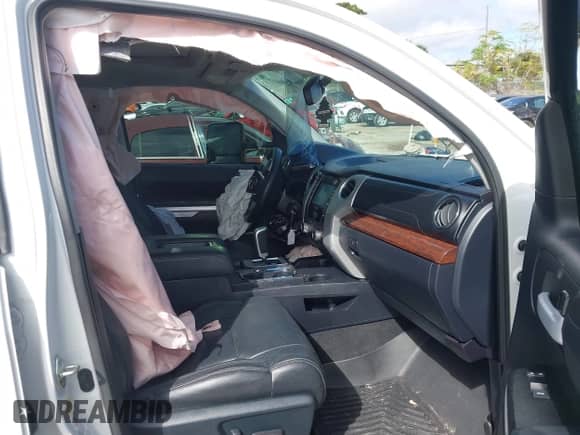 2017 Toyota Tundra Limited z VIN 5TFHW5F13HX643928, wystawiony jako IAAI lot #43567484 z przebiegiem 87 103 mil mil oraz . Historia ofert i sprzedaży dostępna na DreamBid. Obrazek 5.