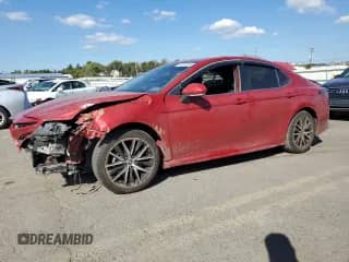 2022 Toyota Camry SE z VIN 4T1G11AK9NU025413, wystawiony jako Copart lot #82281465 z przebiegiem 70 268 mil mil oraz Szkoda całkowita • Salvage title. Historia ofert i sprzedaży dostępna na DreamBid. Obrazek 1.