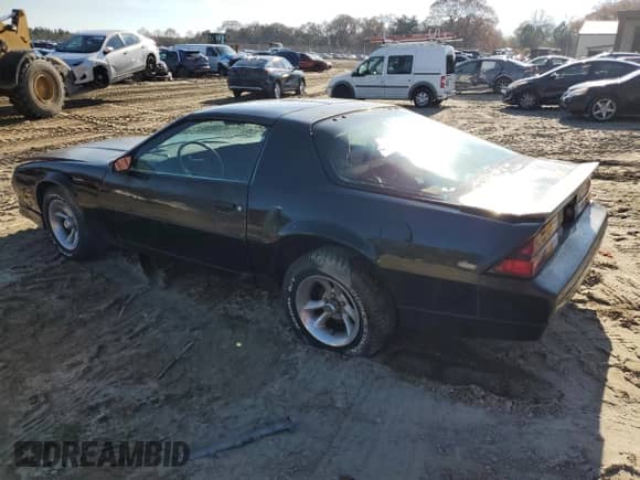 1989 Chevrolet Camaro z VIN 1G1FP21EXKL164555, wystawiony jako Copart lot #81699954 z przebiegiem 80 225 mil mil oraz Szkoda całkowita • Salvage title. Historia ofert i sprzedaży dostępna na DreamBid. Obrazek 2.