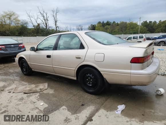 1998 Toyota Camry LE z VIN 4T1BG22K6WU262259, wystawiony jako Copart lot #86173725 z przebiegiem 235 898 mil mil oraz Nie do naprawy • Non repairable. Historia ofert i sprzedaży dostępna na DreamBid. Obrazek 2.