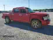2010 Dodge Dakota Bighorn/Lonestar z VIN 1D7CW3GK1AS180671, wystawiony jako Copart lot #57682225 z przebiegiem 156 690 mil mil oraz Szkoda całkowita • Salvage title. Historia ofert i sprzedaży dostępna na DreamBid. Obrazek 4.
