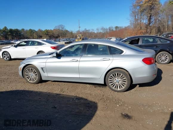 2015 BMW 4 Series 428i xDrive z VIN WBA4A7C59FD415086, wystawiony jako IAAI lot #40887646 z przebiegiem 61 870 mil mil oraz . Historia ofert i sprzedaży dostępna na DreamBid. Obrazek 14.