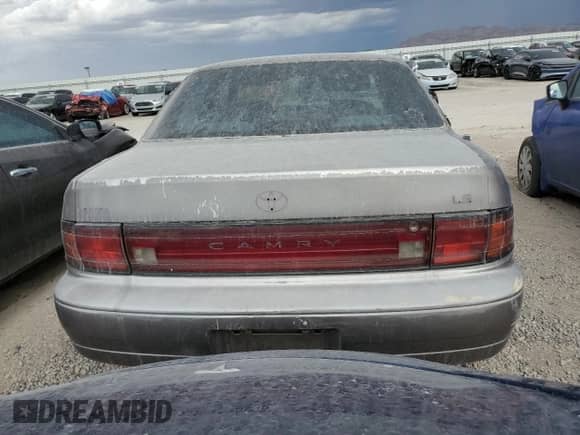 1994 Toyota Camry LE z VIN JT2SK12E0R0215689, wystawiony jako Copart lot #68546935 z przebiegiem 334 264 mil mil oraz Nie do naprawy • Non repairable. Historia ofert i sprzedaży dostępna na DreamBid. Obrazek 6.