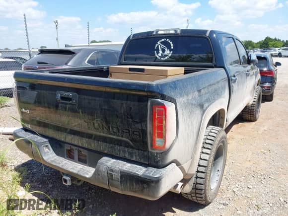2015 Toyota Tundra Platinum с VIN 5TFAW5F1XFX439058, выставлен на аукционе IAAI как лот 43067362 с пробегом 160 102 миль миль и . История ставок и продаж доступна на DreamBid. Изображение 16.