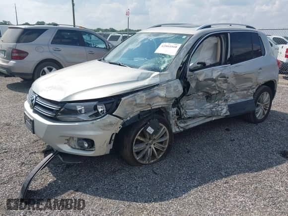 2012 Volkswagen Tiguan S с VIN WVGAV7AX2CW599930, выставлен на аукционе IAAI как лот 42805568 с пробегом 78 786 миль миль и . История ставок и продаж доступна на DreamBid. Изображение 16.