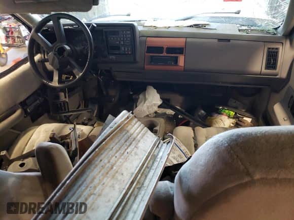 1992 Chevrolet Suburban с VIN 1GNFK16K9NJ352134, выставлен на аукционе Copart как лот 69495284 с пробегом 235 849 миль миль и Списание • Salvage title. История ставок и продаж доступна на DreamBid. Изображение 8.