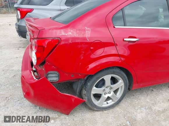 2013 Chevrolet Sonic LTZ z VIN 1G1JE5SB3D4186223, wystawiony jako IAAI lot #42388000 z przebiegiem 142 486 mil mil oraz . Historia ofert i sprzedaży dostępna na DreamBid. Obrazek 14.