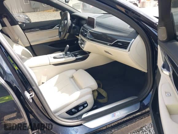 2020 BMW 7 Series 740i z VIN WBA7T2C09LCD15654, wystawiony jako IAAI lot #43329608 z przebiegiem 66 514 mil mil oraz . Historia ofert i sprzedaży dostępna na DreamBid. Obrazek 5.